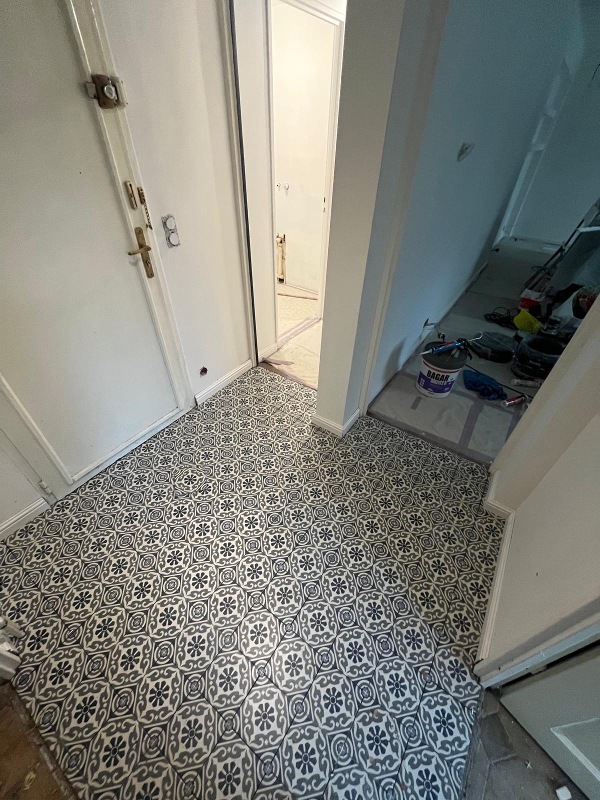 Entrée après pose carrelage sol — Collégien Seine-et-Marne (77)