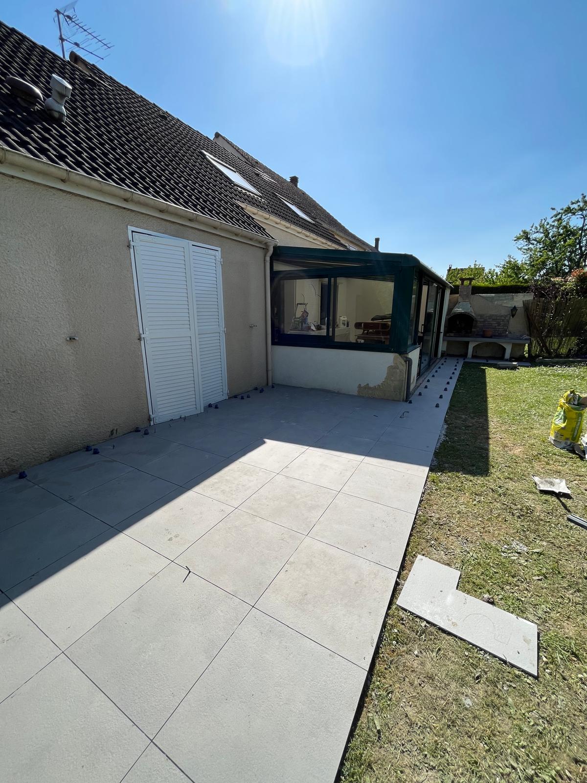 Carrelage extérieur posé dans un jardin à Collégien — grands formats après rénovation
