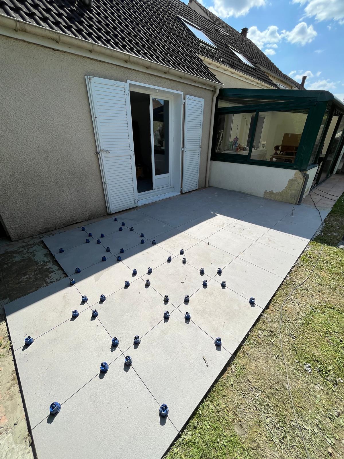 Jardin pendant la pose du carrelage extérieur — Collégien (77)