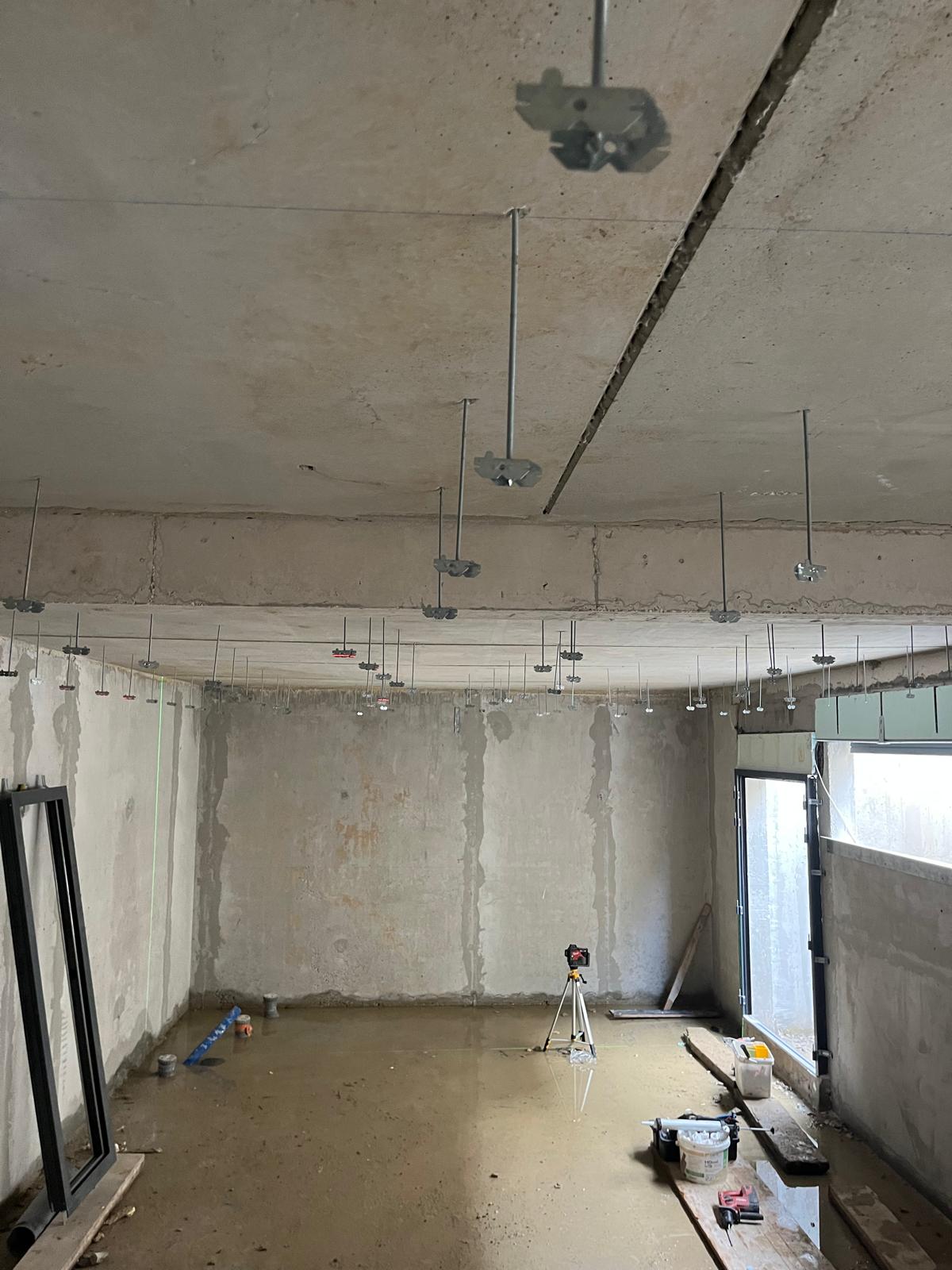 Pose des suspentes métalliques pour faux-plafond et calage au laser de précision, Bussy-Saint-Martin (77)
