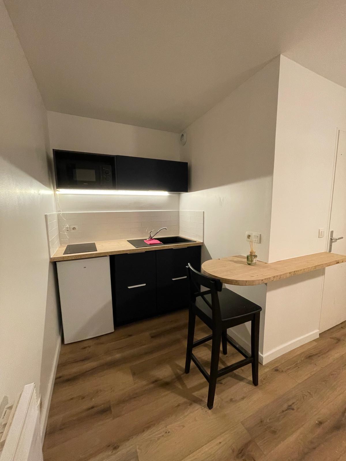 Cuisine rénovée dans un studio locatif à Noisy-le-Grand — nouvelle cuisine équipée après remise à neuf