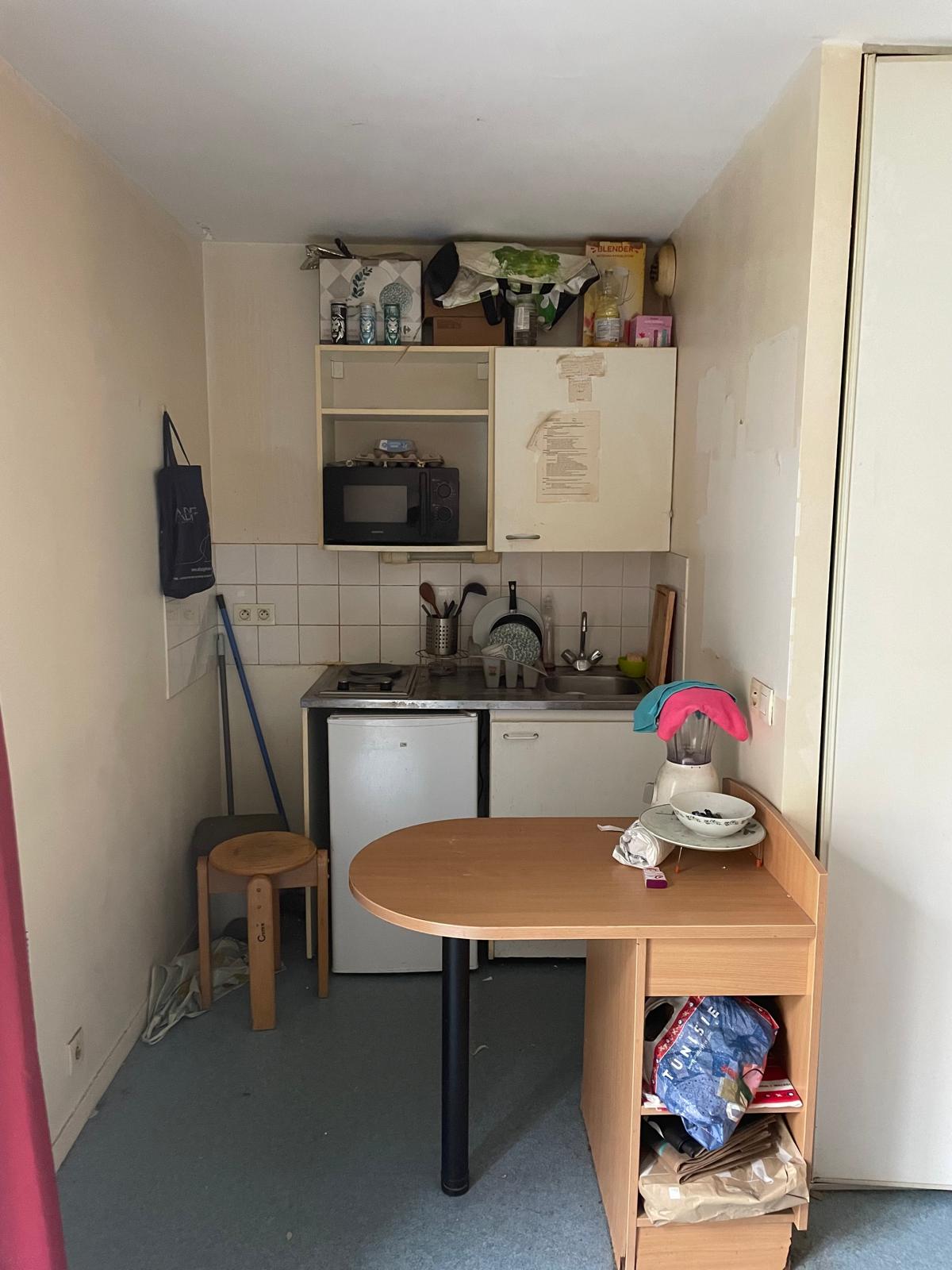 Cuisine avant rénovation — installation vétuste laissée par le locataire, studio Noisy-le-Grand (93)