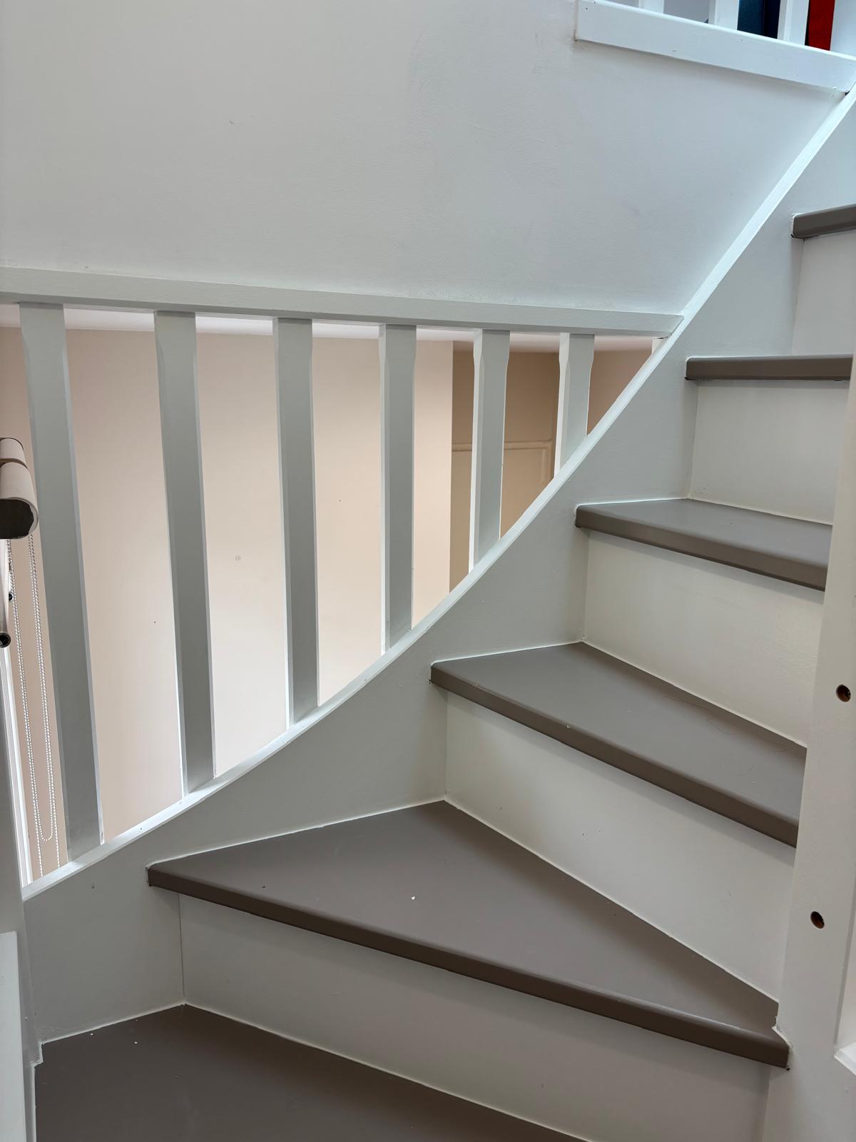 Détail des marches bicolores — contremarches blanches et plateaux chêne vernis, palier R+1, Bailly-Romainvilliers (77)