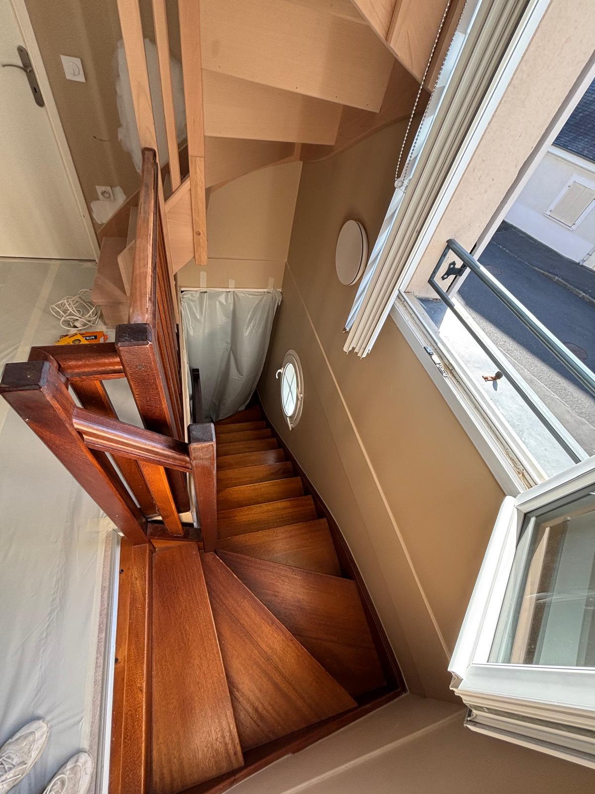 Escalier en bois avant rafraîchissement — marches chêne ternies, maison Bailly-Romainvilliers (77)