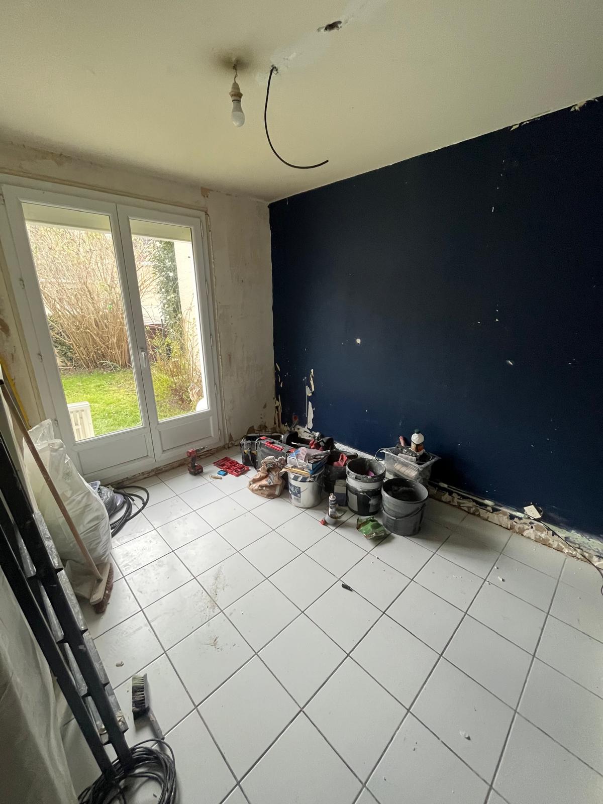 Chambre RDC avant travaux — ancien carrelage et mur bleu, Collégien (77)