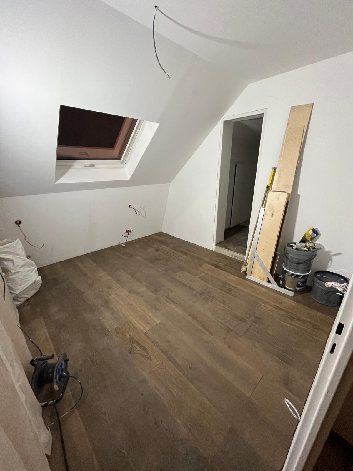Chambre mansardée après pose parquet chêne contrecollé — Collégien (77)