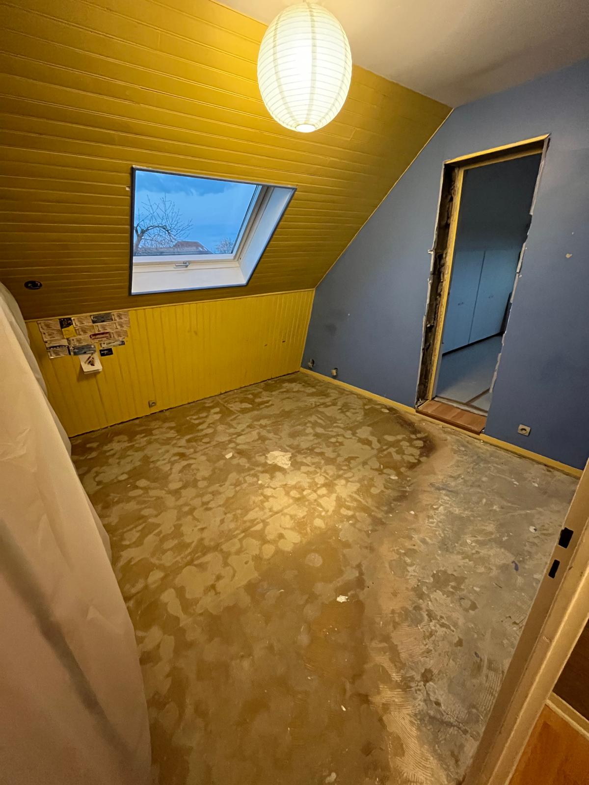 Chambre mansardée avant travaux — sol béton brut, maison Collégien (77)