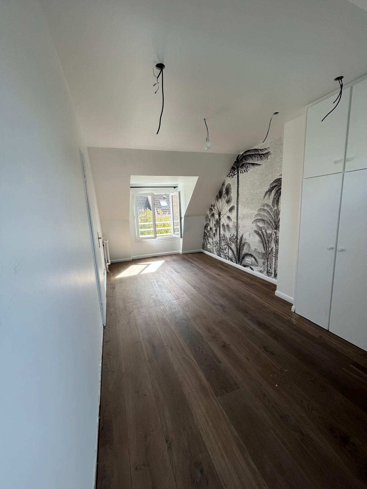 Grande chambre après pose parquet chêne fumé — vue 2, Collégien (77)