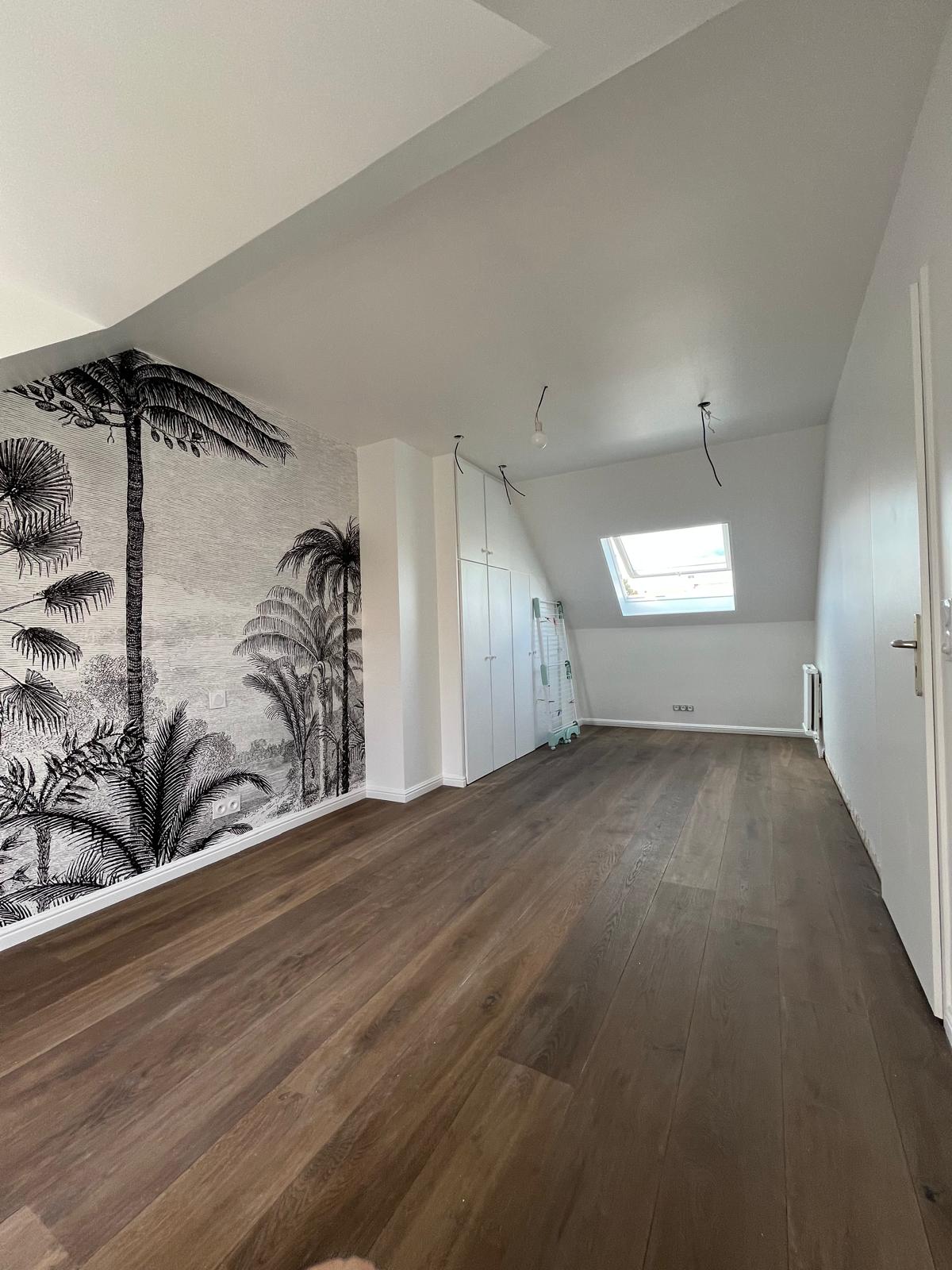 Grande chambre mansardée rénovée — parquet chêne fumé et décoration, Collégien (77)