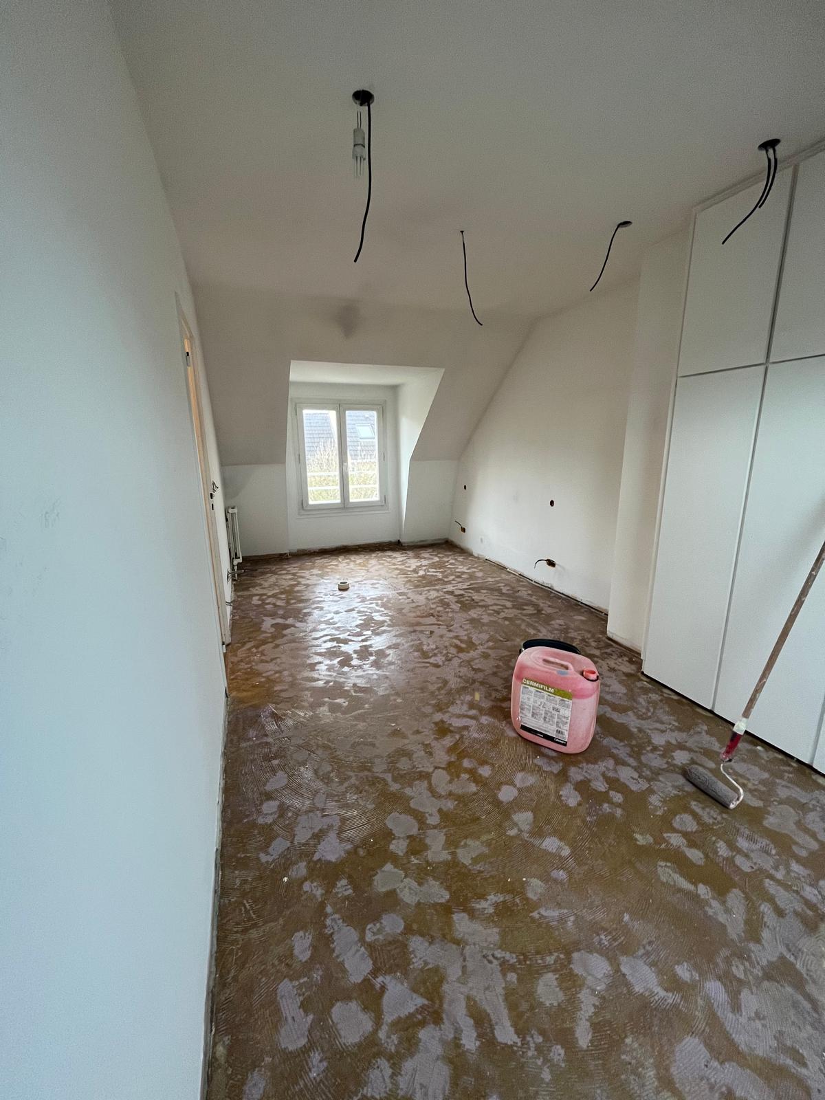 Grande chambre mansardée avant travaux — sol en chape, Collégien (77)
