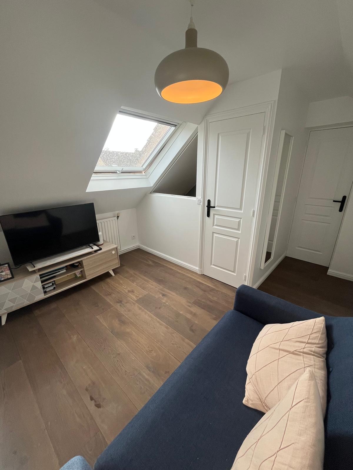 Parquet flottant posé dans un salon à Collégien — résultat après rénovation