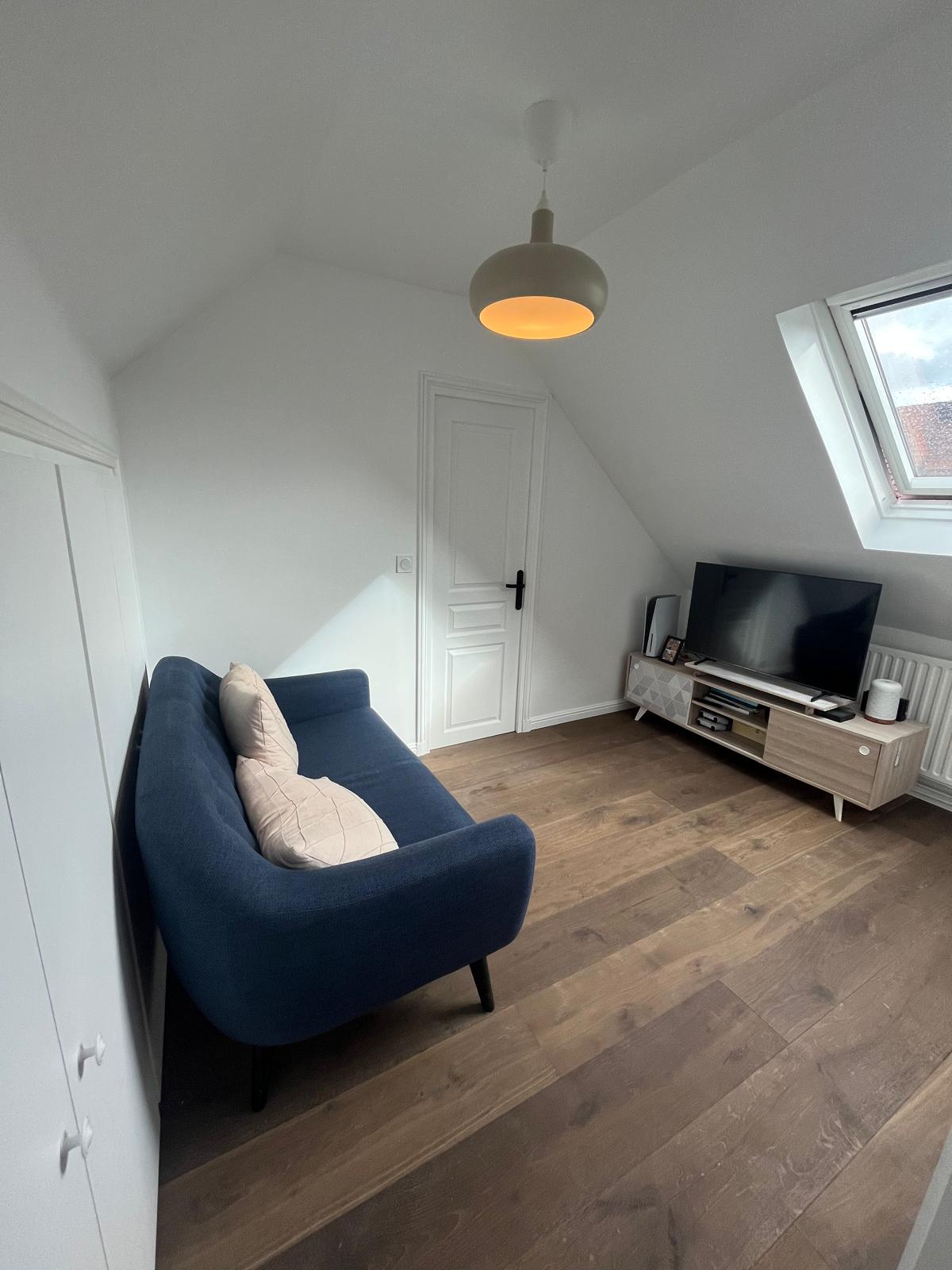 Salon mansardé après rénovation parquet chêne — vue 2, Collégien (77)