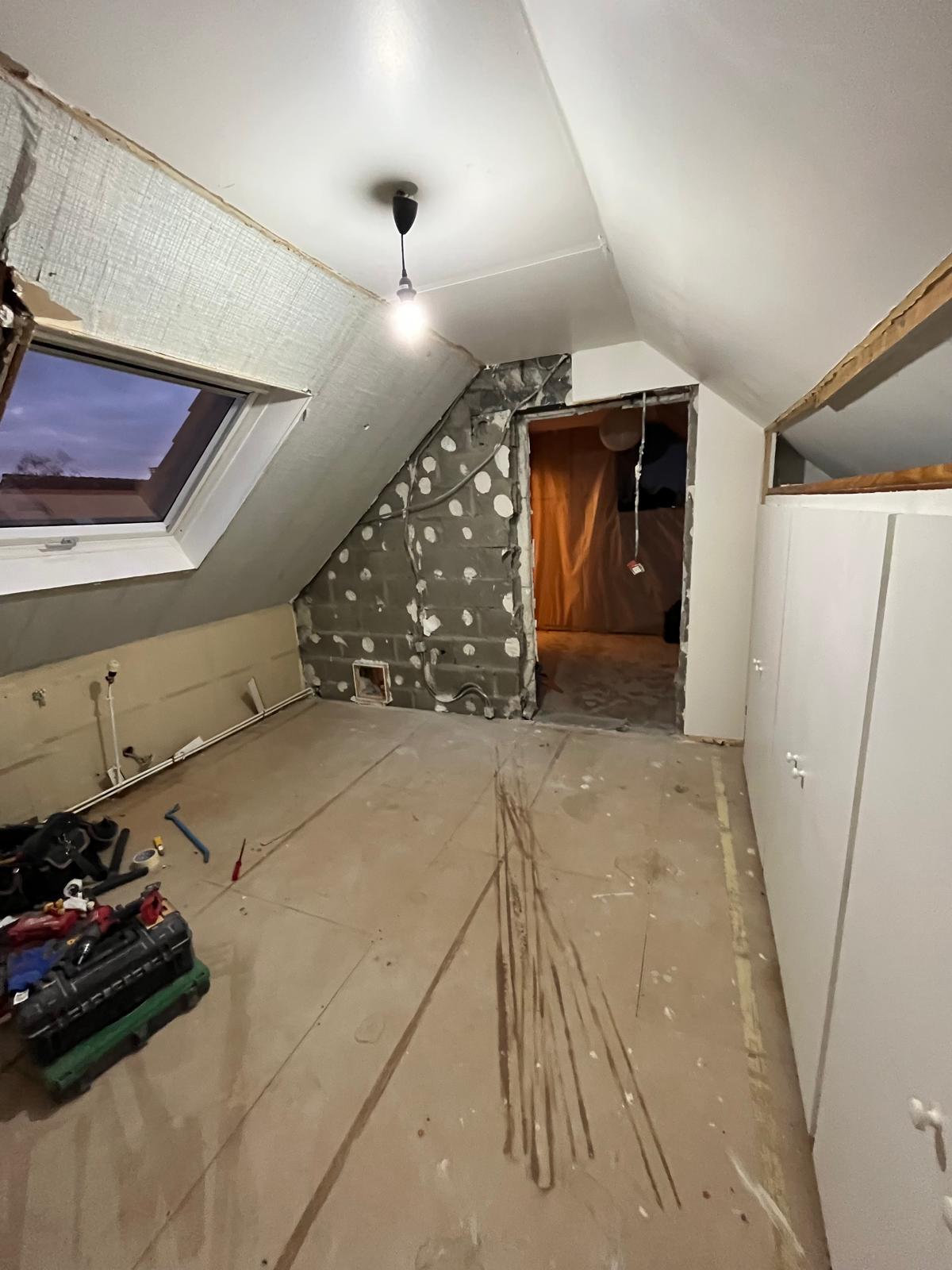 Salon mansardé avant travaux — chape béton brut, Collégien (77)