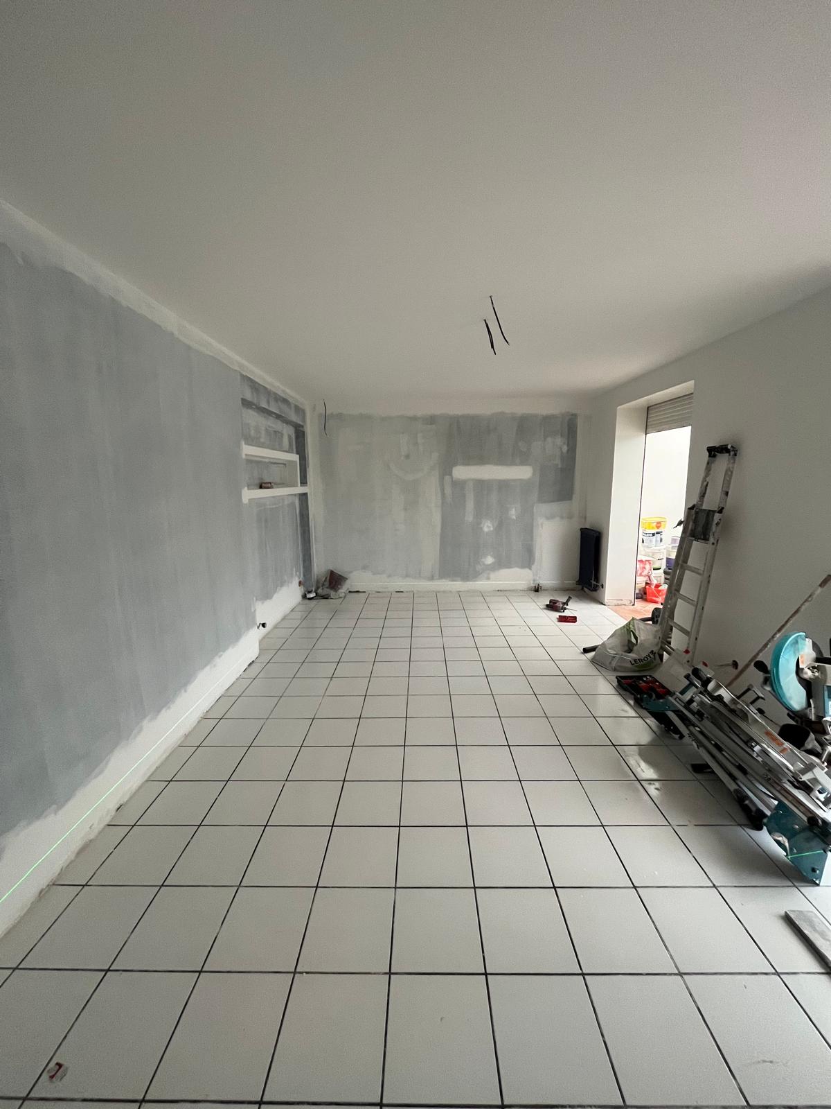 Pièce de vie RDC avant travaux — carrelage blanc existant à déposer, Collégien (77)