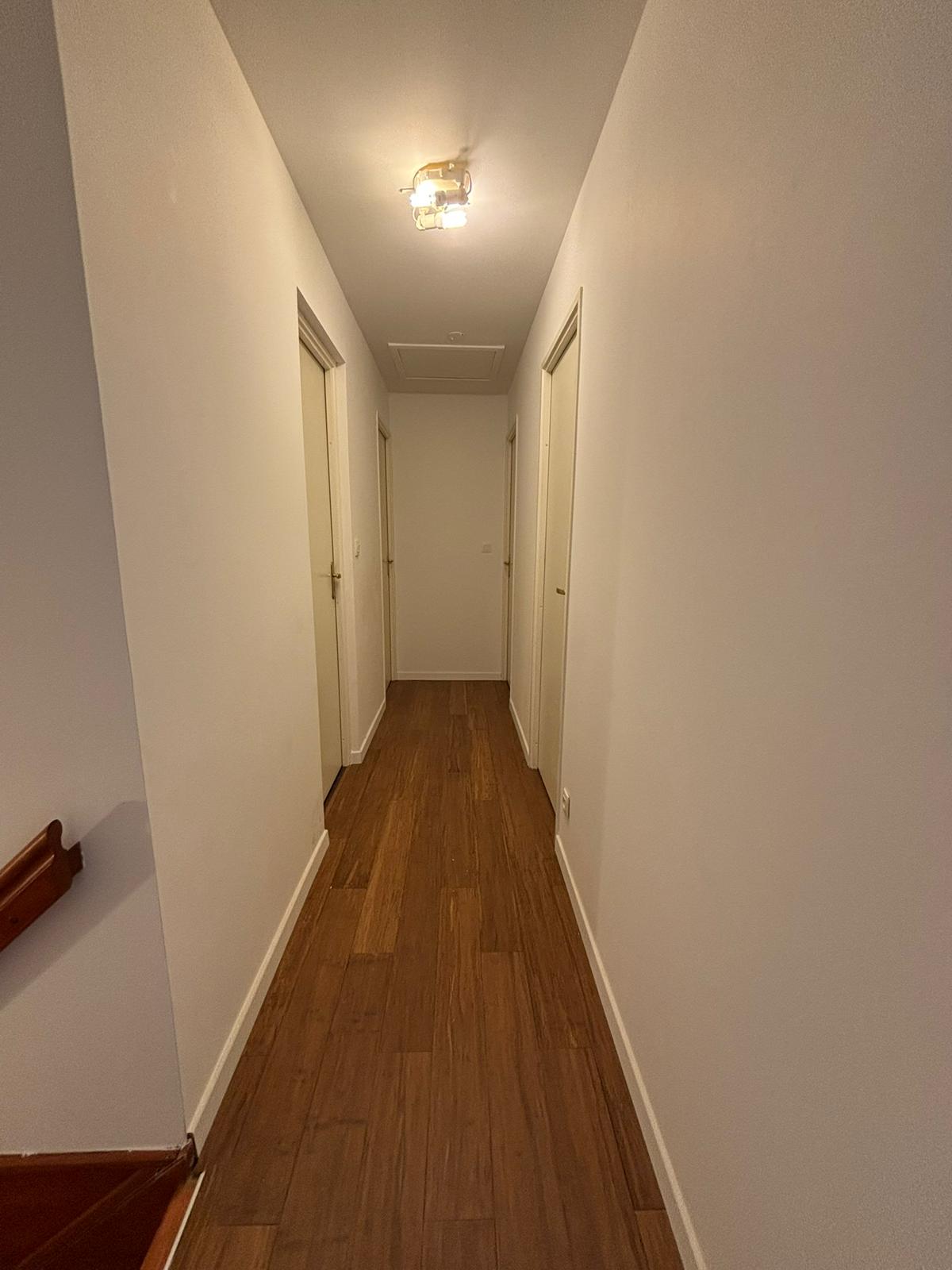 Couloir rénové avec parquet bois foncé dans une maison à Magny-le-Hongre (77)