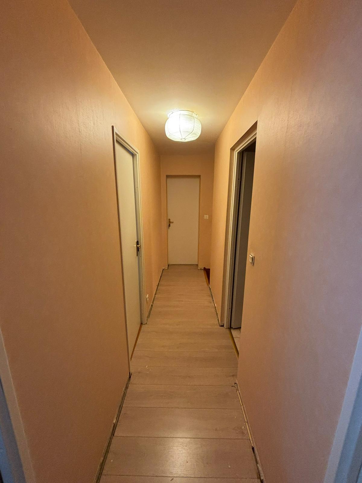 Couloir avant travaux — ancien stratifié clair usé, maison Magny-le-Hongre (77)