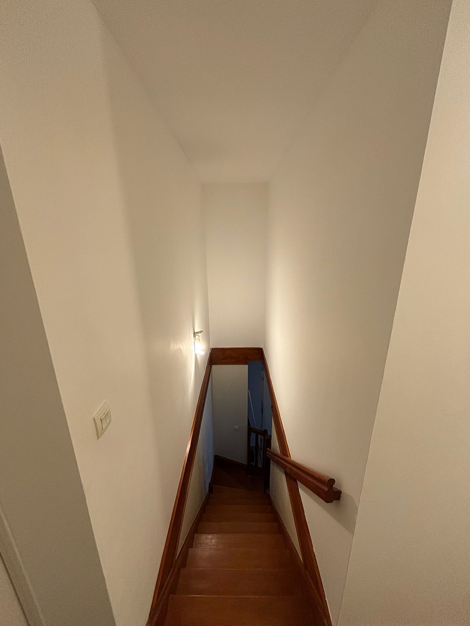 Dégagement escalier après rénovation — murs blancs, Magny-le-Hongre (77)