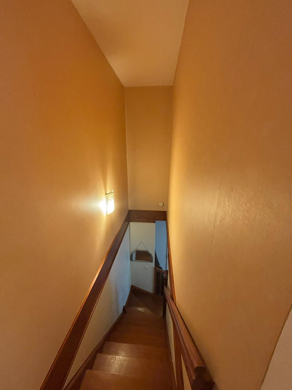 Dégagement escalier avant travaux — murs orangés, maison Magny-le-Hongre (77)