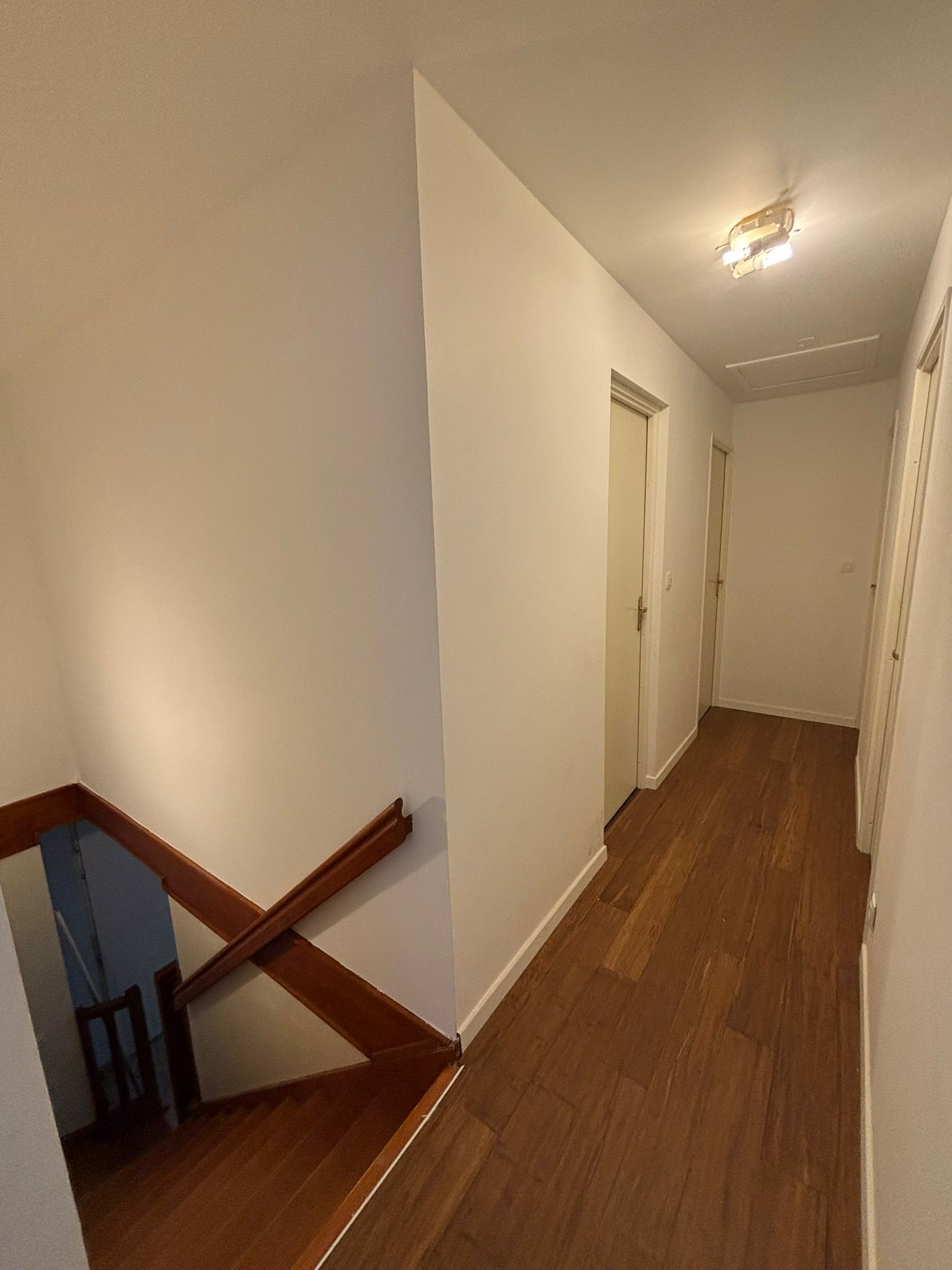 Palier étage après pose parquet bois foncé — Magny-le-Hongre (77)
