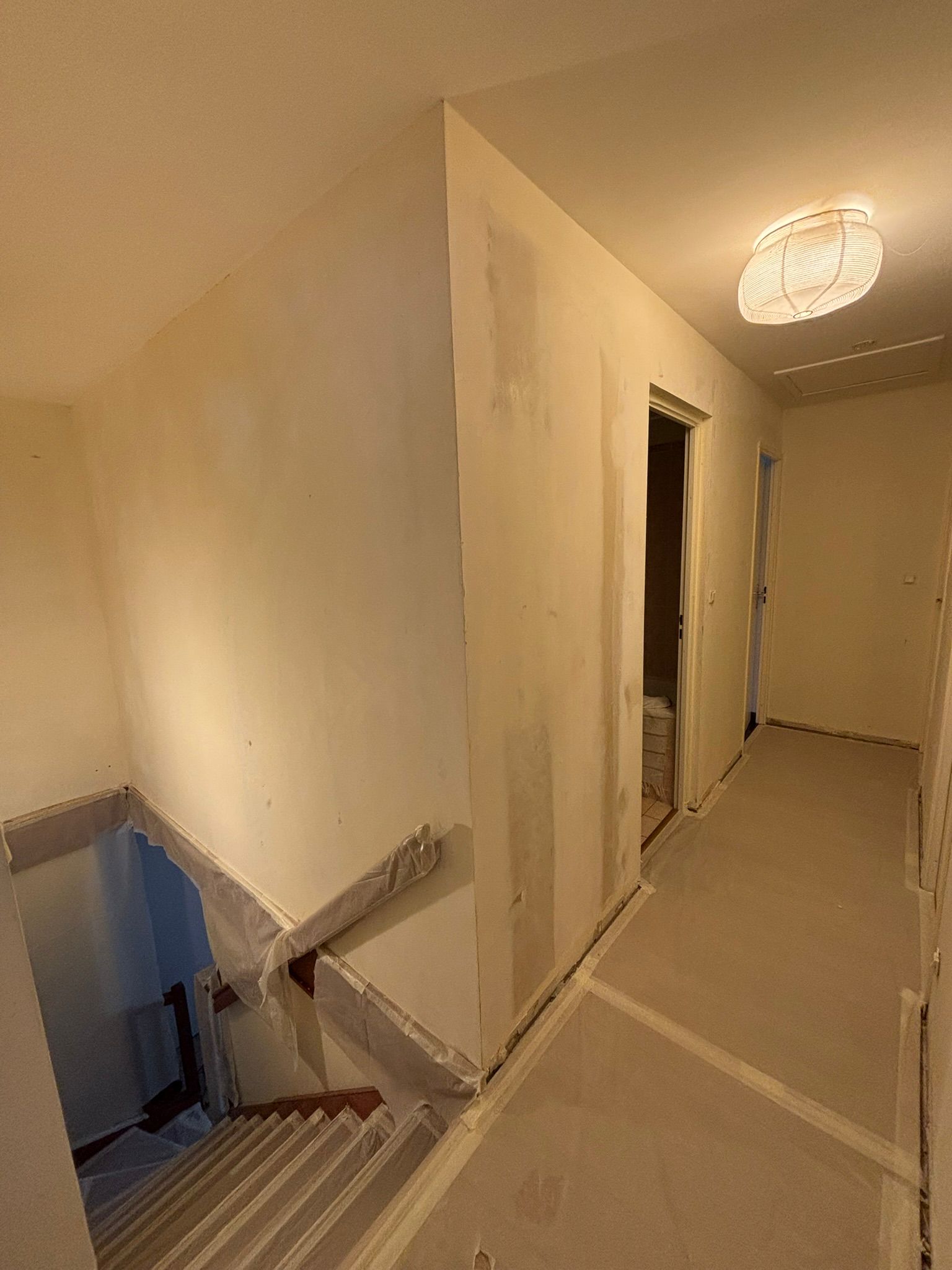 Palier étage avant travaux — sol en chape, maison Magny-le-Hongre (77)