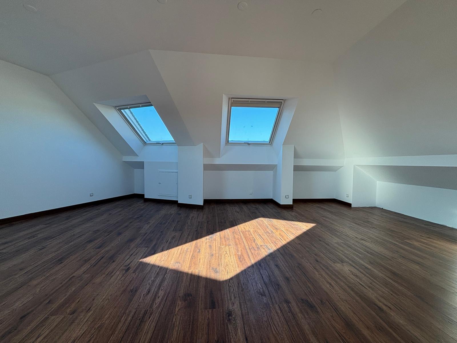 Comble aménagé — vue velux côté droit, parquet flottant bois foncé, Magny-le-Hongre (77)