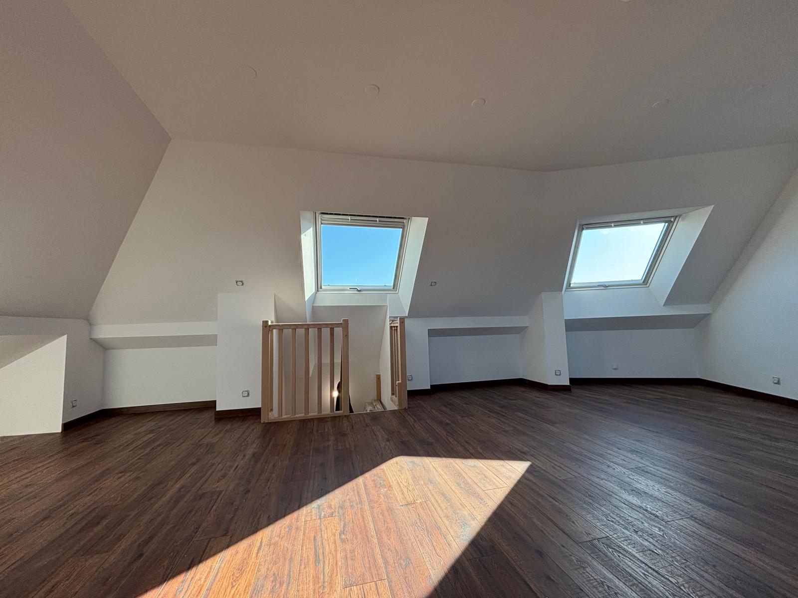 Comble aménagé — vue escalier et garde-corps bois, parquet flottant bois foncé, Magny-le-Hongre (77)