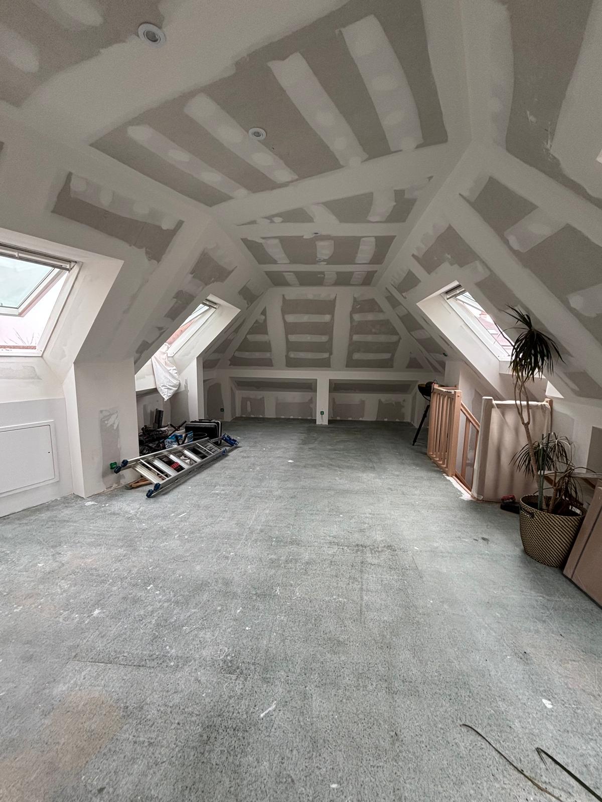 Comble avant travaux — placo brut sans finition et sol en chape, Magny-le-Hongre (77)