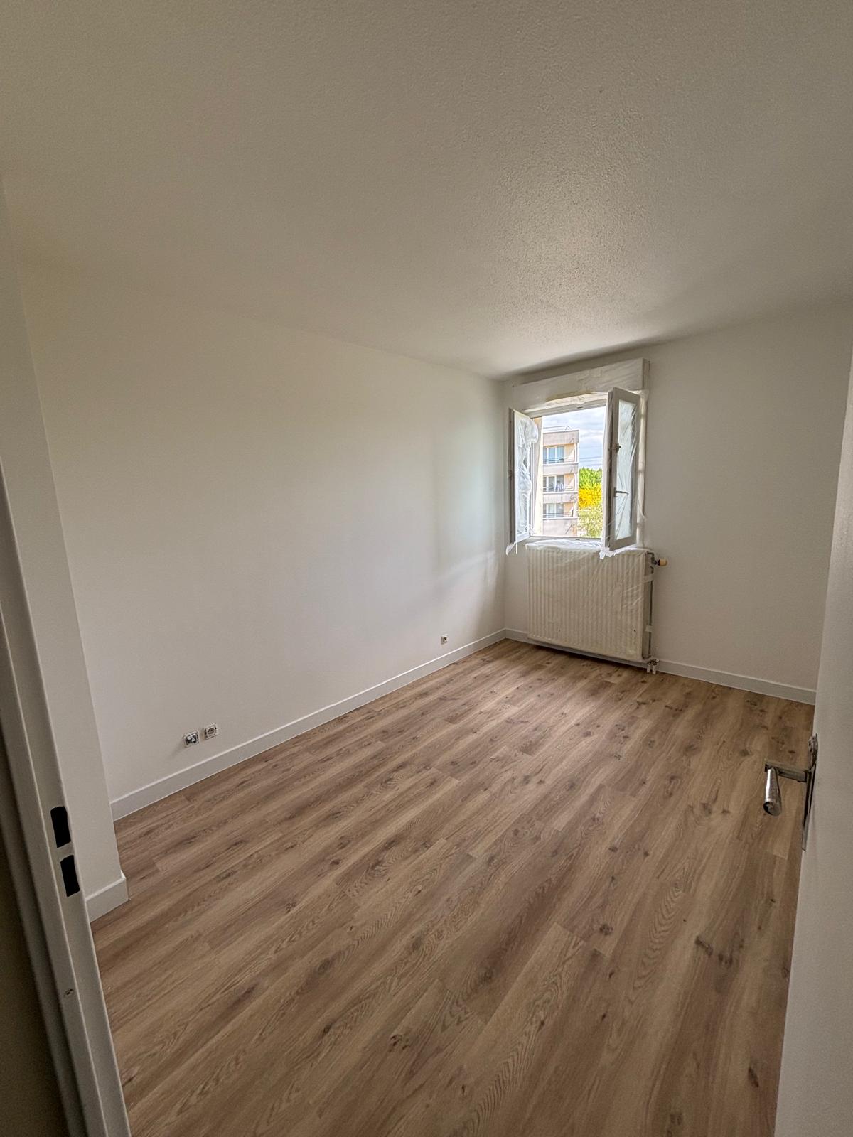 Chambre rénovée à Torcy — parquet stratifié et murs blancs peinture satinée