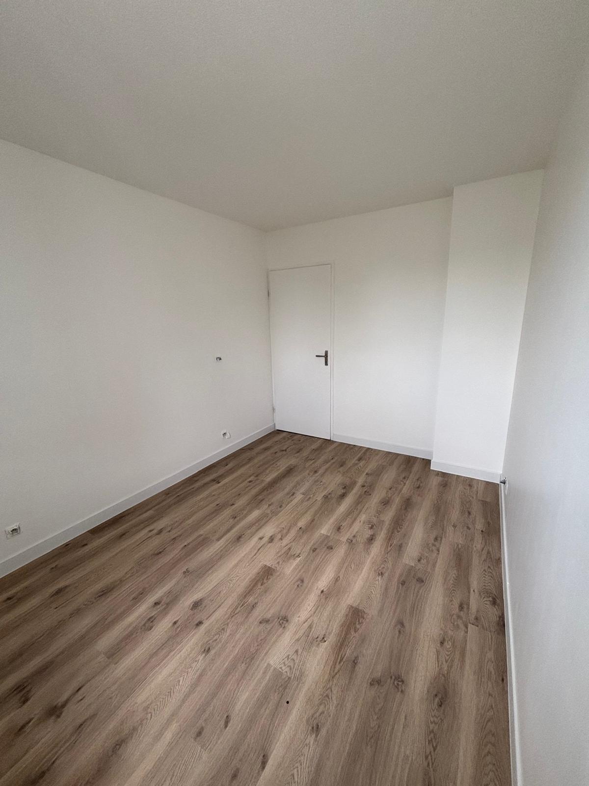 Chambre après rénovation vue porte — peinture satinée blanche et parquet stratifié, Torcy (77)