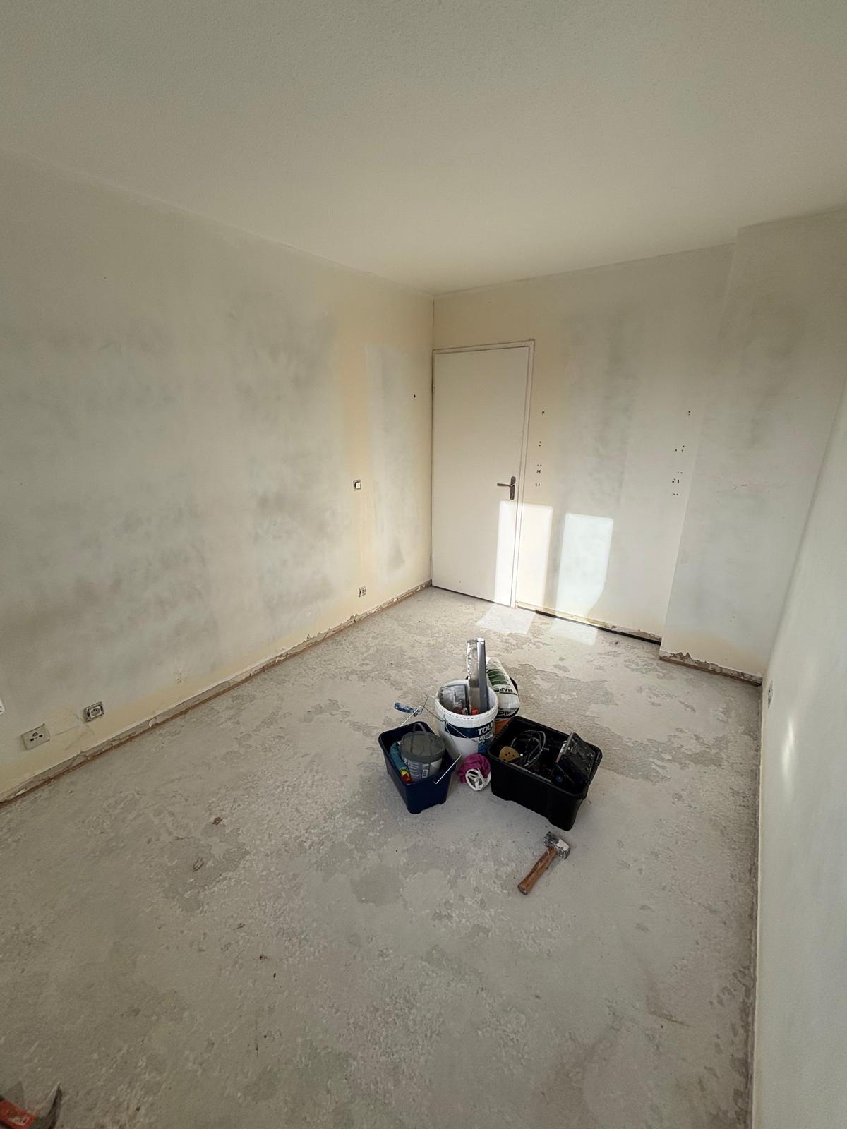 Chambre avant travaux vue porte — murs dégradés et sol brut, appartement Torcy (77)