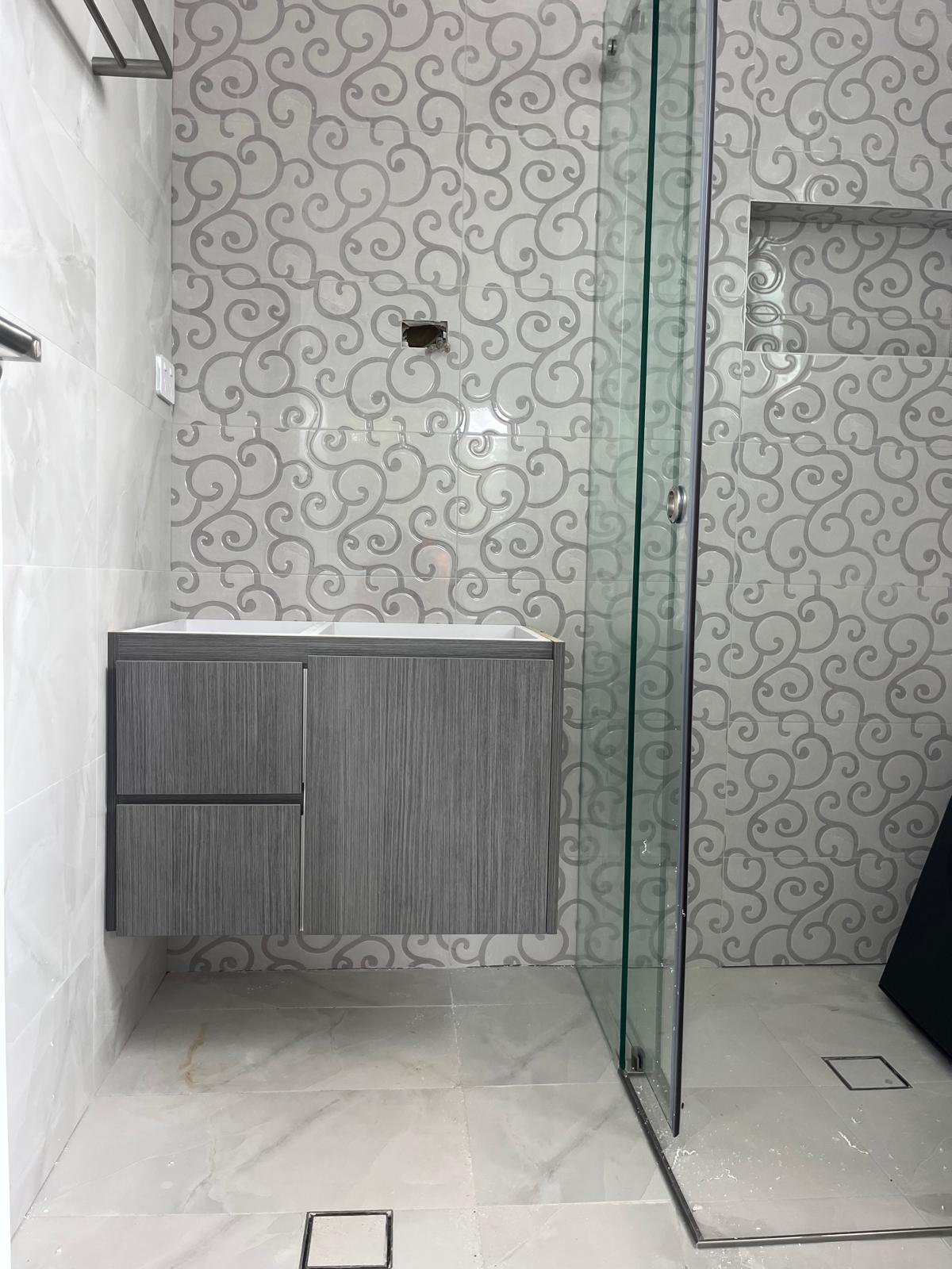 Salle de bain rénovée à Champigny-sur-Marne (94) — faïence décorative arabesques, meuble double vasque gris anthracite, douche italienne, sol marbre blanc
