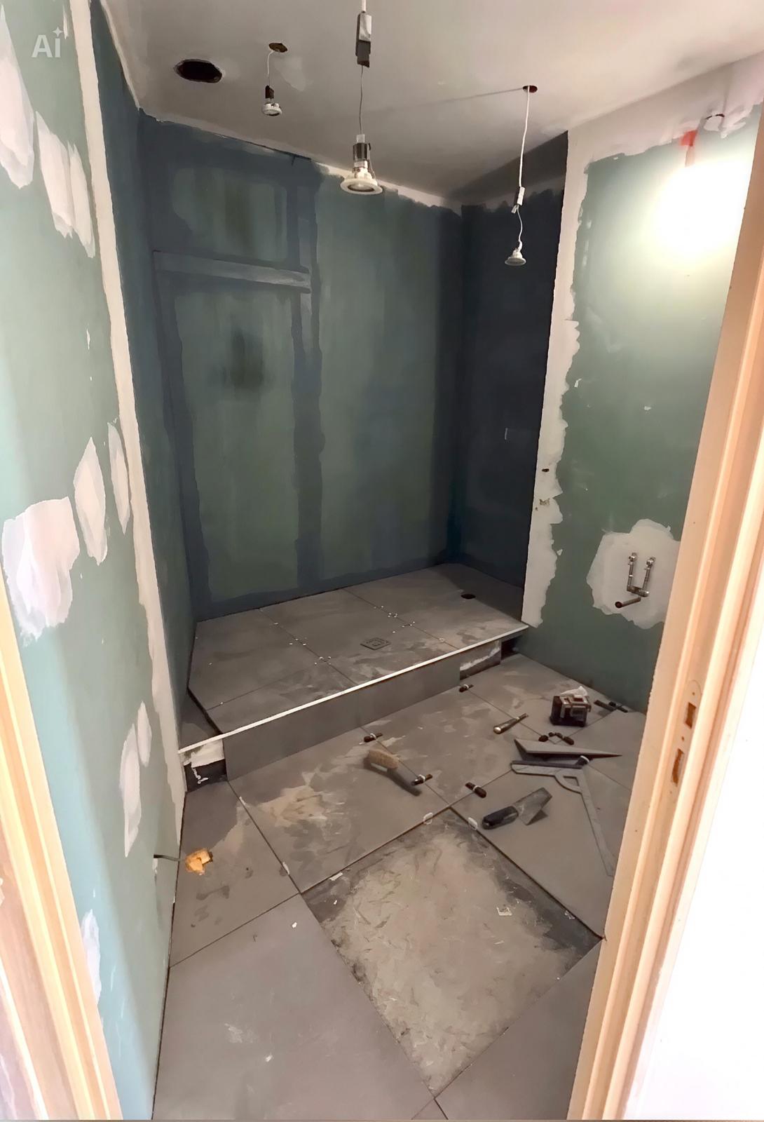 Salle de bain Champigny-sur-Marne pendant rénovation — pièce à nu, carrelage sol en cours de pose