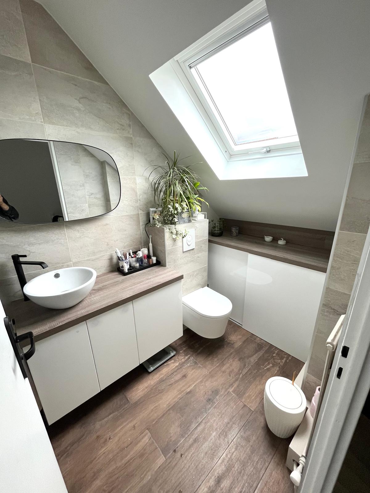 Salle de bain mansardée rénovée à Collégien — WC suspendu et velux