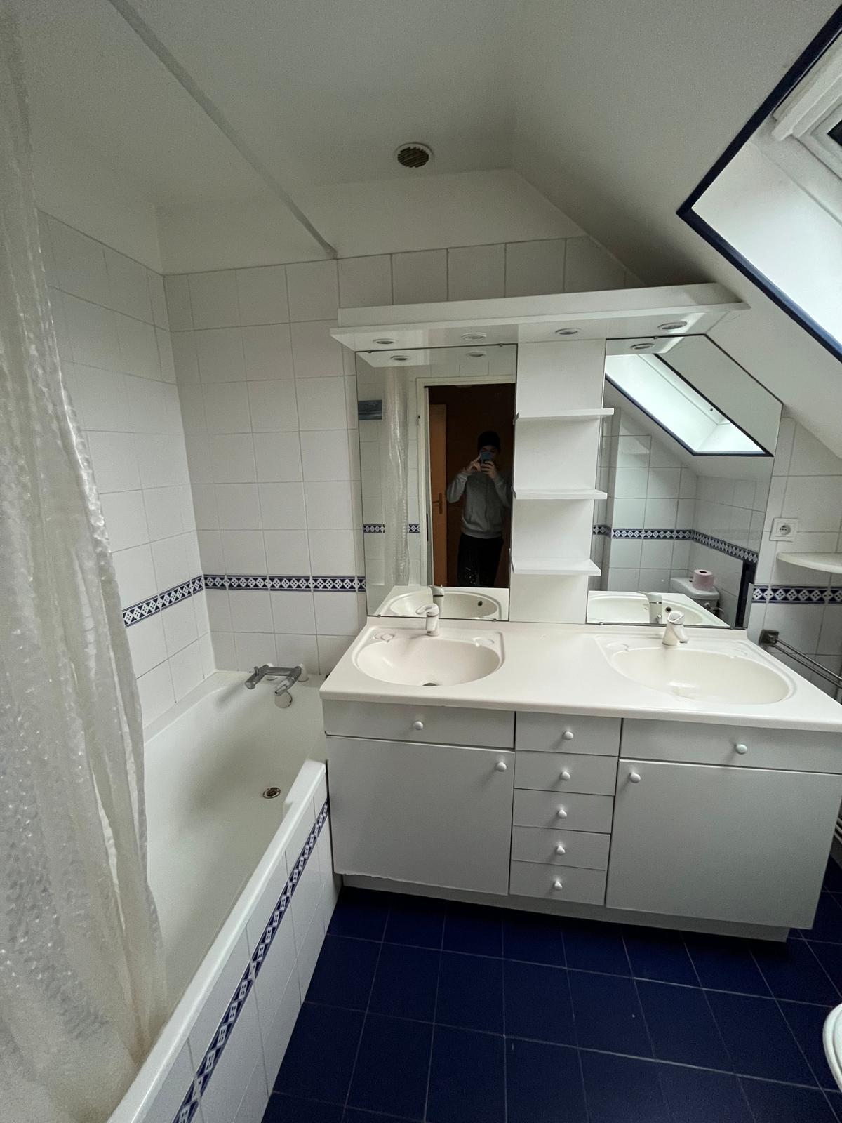 Salle de bain mansardée avant travaux — double vasque, carrelage bleu, Collégien (77)