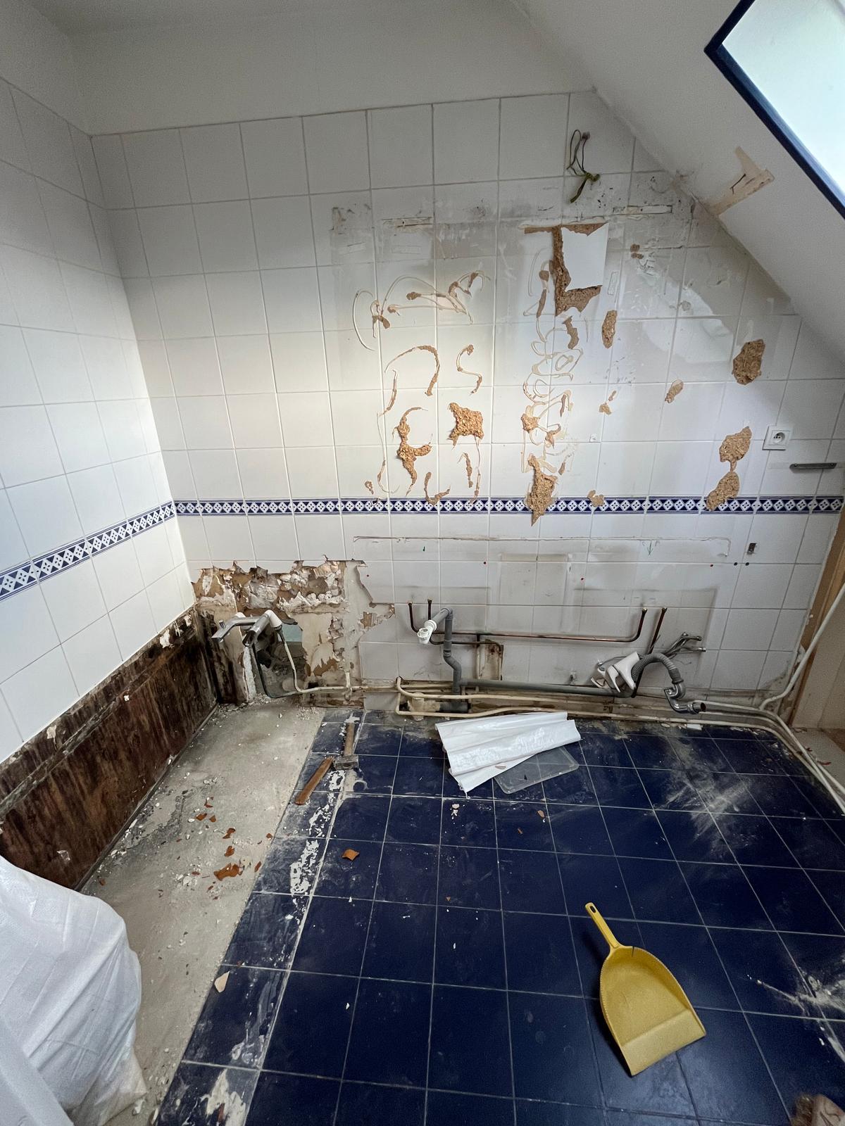 Salle de bain mansardée en cours de démolition — faïence arrachée, plomberie apparente, Collégien (77)