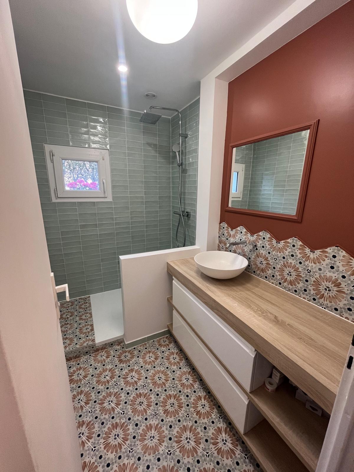 Salle de bain rénovée à Collégien — douche italienne avec carrelage métro vert et faïence