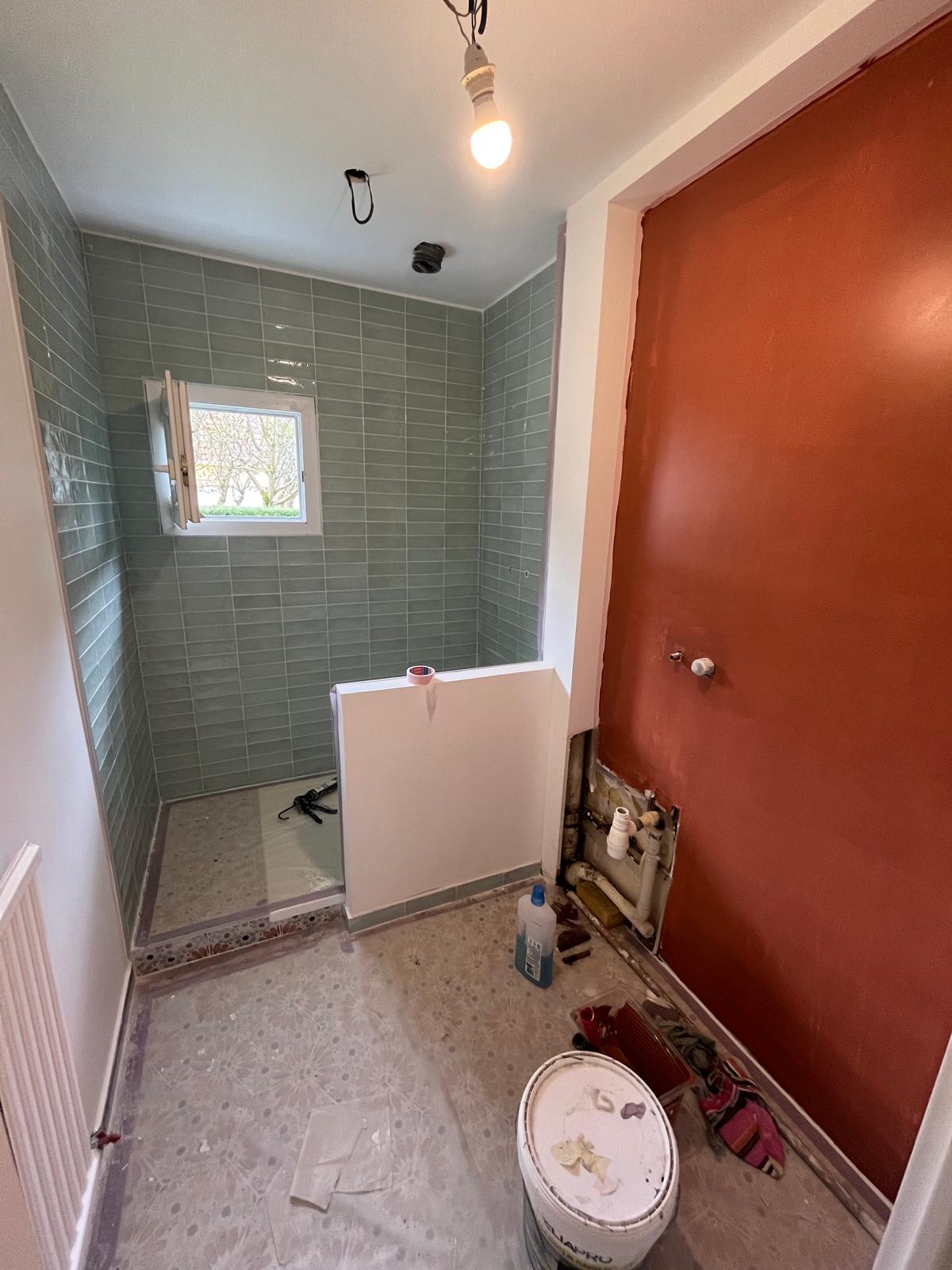 Salle de bain RDC — carrelage métro vert en cours de pose, mur terracotta, Collégien (77)