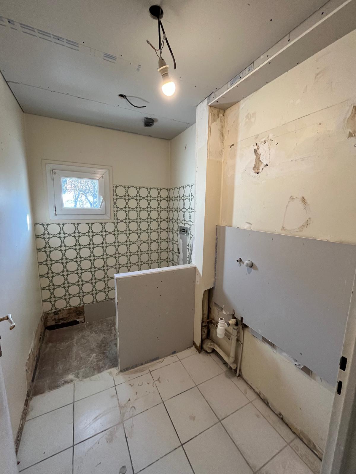 Salle de bain RDC pendant travaux — cloisons et plomberie en cours, Collégien (77)