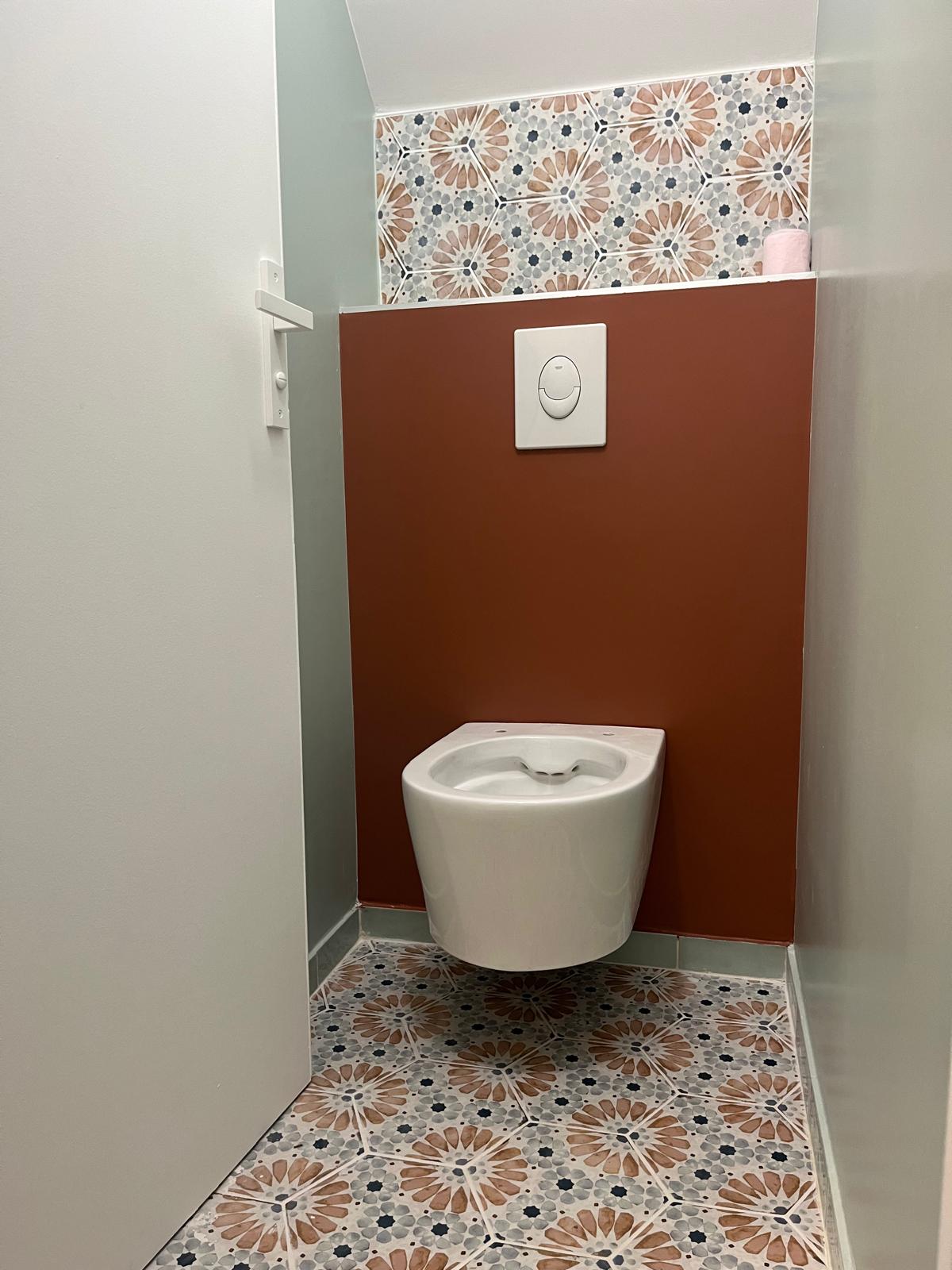 Toilettes après rénovation — WC suspendu, carrelage floral terracotta, mur vert d'eau, Collégien (77)